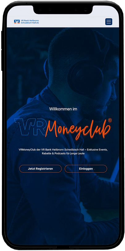 Smartphone zeigt die Startseite des VR Moneyclubs mit Anmeldeoptionen und Infos zu Events, Rabatten und Podcasts für junge Leute.