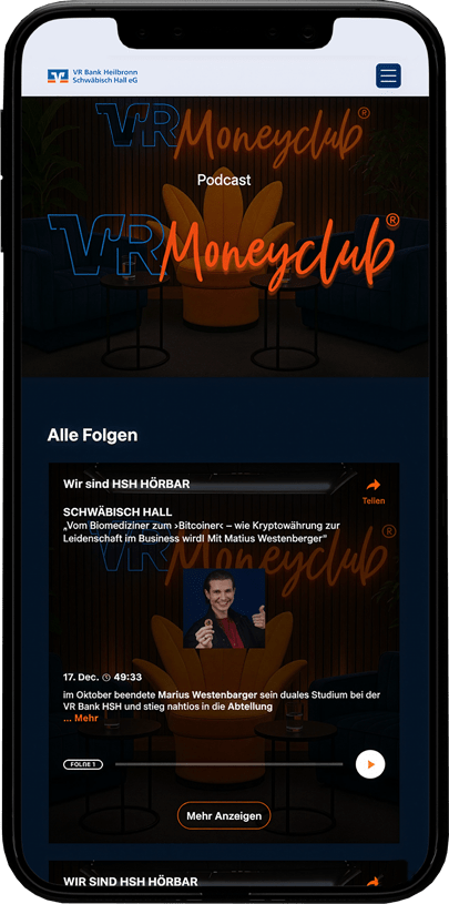 Smartphone zeigt die Podcast-Seite des VR Moneyclubs mit einer Folge über Kryptowährung und Karriere bei der VR Bank.