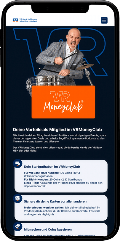 Smartphone zeigt eine Infoseite des VR Moneyclubs mit Vorteilen wie Startguthaben, exklusiven Karten und Coin-Belohnungen.